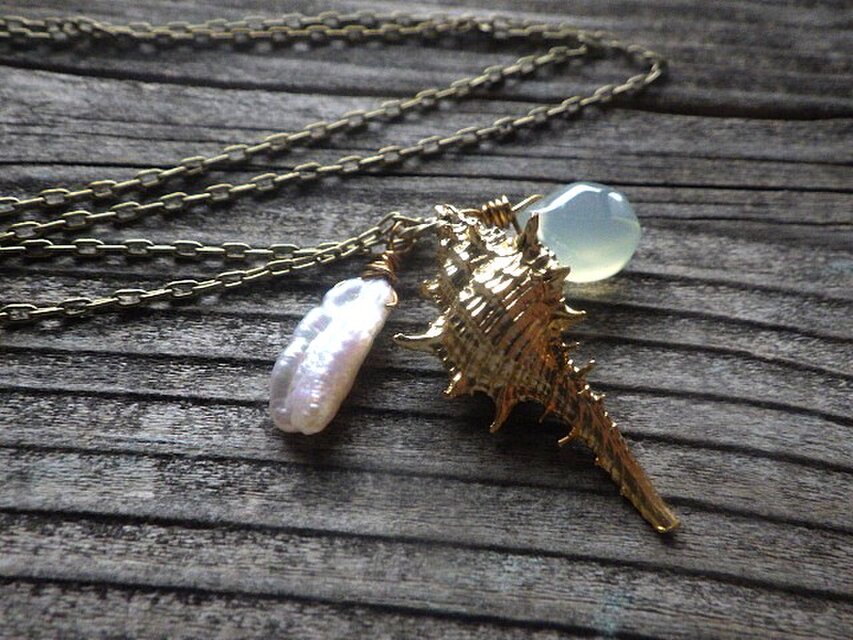 Murex Seashell with Chalcedony and Pearl | iichi 日々の暮らしを