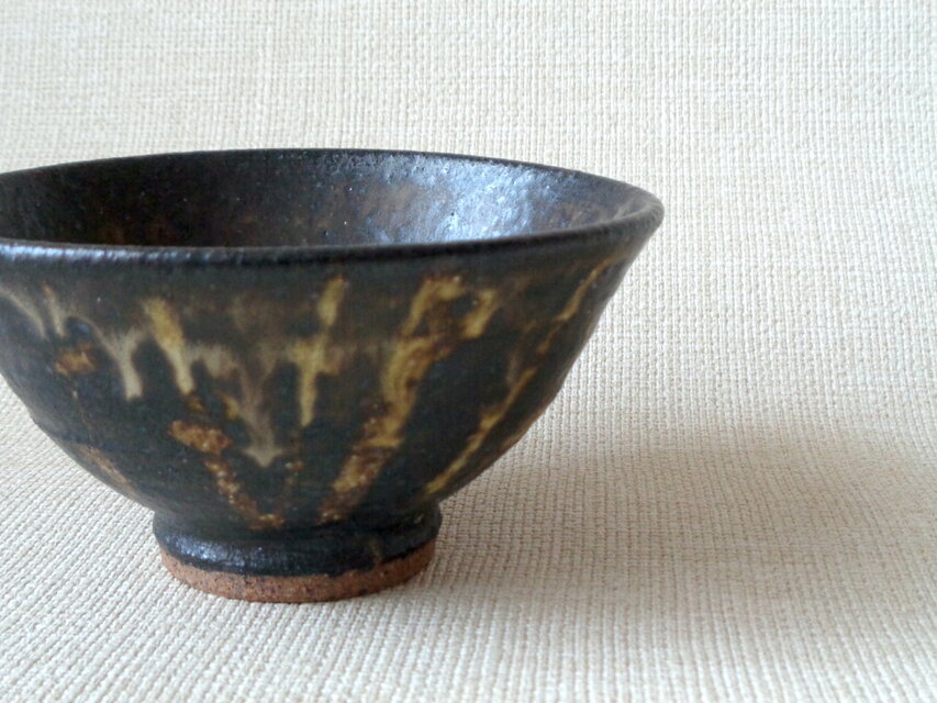 黒釉抜絵抹茶盌b | iichi 日々の暮らしを心地よくするハンドメイドや