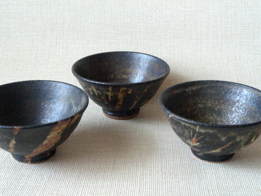 黒釉抜絵抹茶盌c | iichi 日々の暮らしを心地よくするハンドメイドや