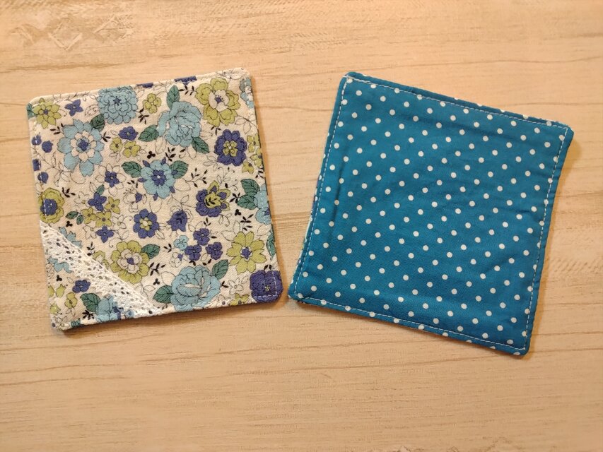 いちごと小花柄のコースター4枚セット New*布コースター4枚セット*YUWA小花柄*ブルー*レース | iichi 日々の