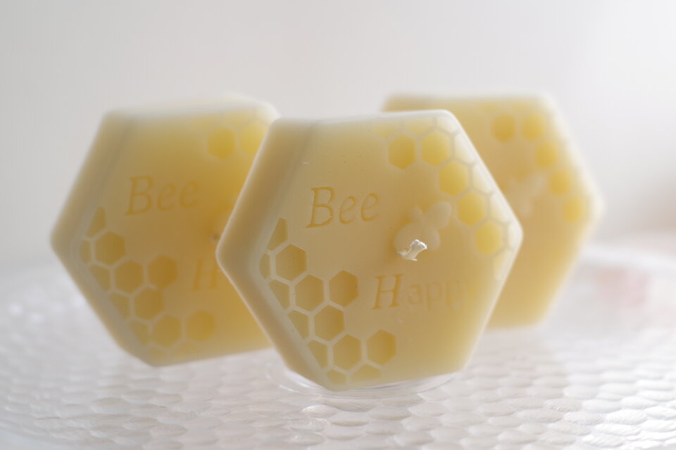天然蜜蝋のハニカムキャンドル｜Bee Happy｜ミツバチの恵みを灯す