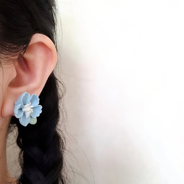 ブルーのflowerとレディのピアス light blue white cold porcelain flower ヴィンテージピアス | iichi