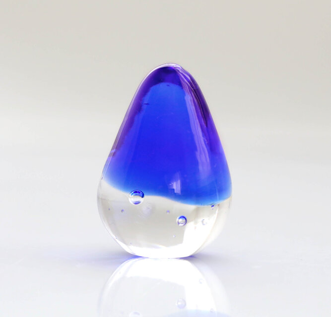 ガラスの雫の小さなオブジェ 「宵のブルー」 | iichi 日々の暮らしを