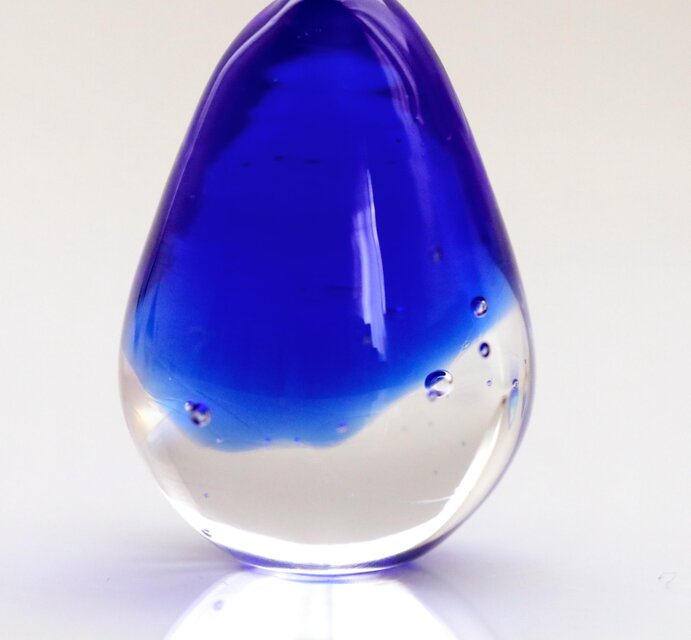 ガラスの雫の小さなオブジェ 「宵のブルー」 | iichi 日々の暮らしを