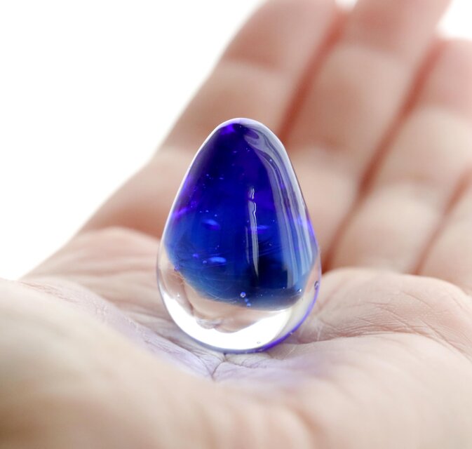 ガラスの雫の小さなオブジェ 「宵のブルー」 | iichi 日々の暮らしを