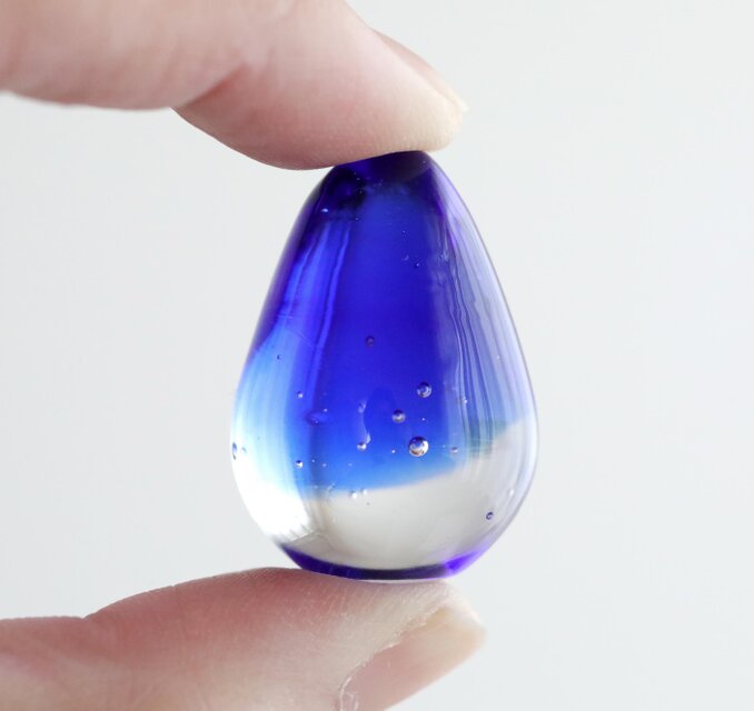ガラスの雫の小さなオブジェ 「宵のブルー」 | iichi 日々の暮らしを