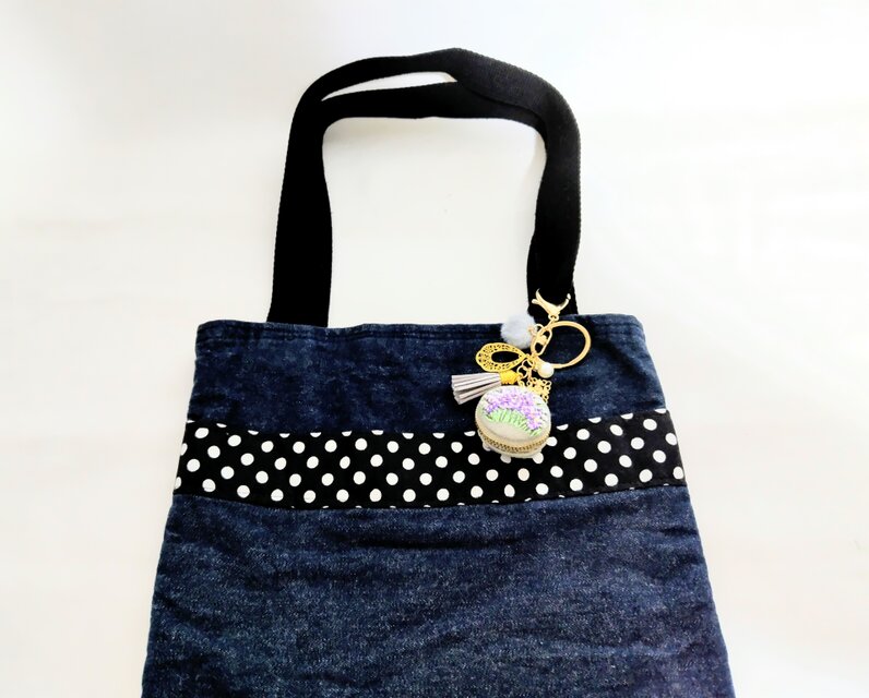 ラベンダーと小花の刺繍マカロンポーチキーホルダー | iichi 日々の