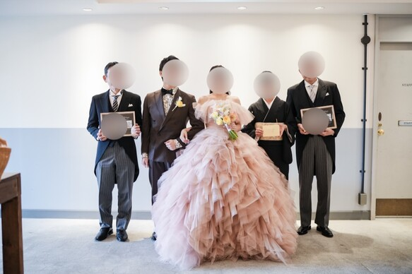 実例写真！カラードレス 薄桃色 オフショルダー ボリュームドレス