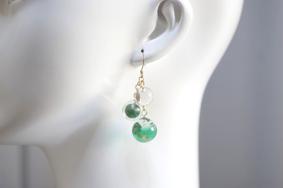 ≪115 ラスターグリーン≫レジンピアス 500円 レジンアート 粒々のピアス〈緑に還る〉 | iichi 日々の暮らしを