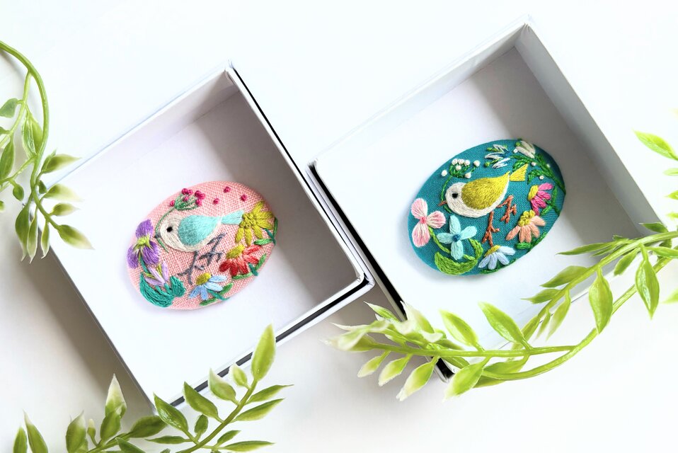 ことりと草花の刺繍ブローチ(botanical）#488 | iichi 日々の暮らしを