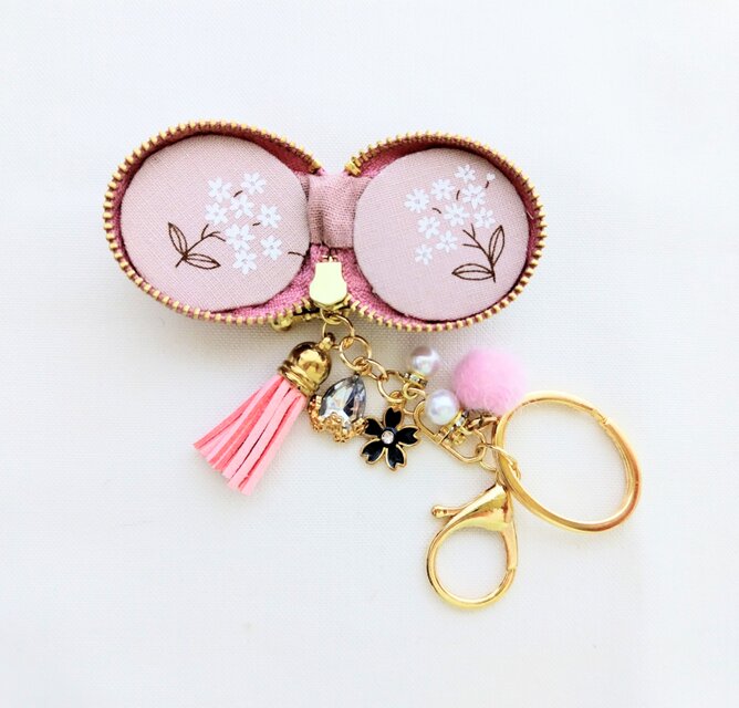 ピンクの小花刺繍マカロンポーチキーホルダー | iichi 日々の暮らしを