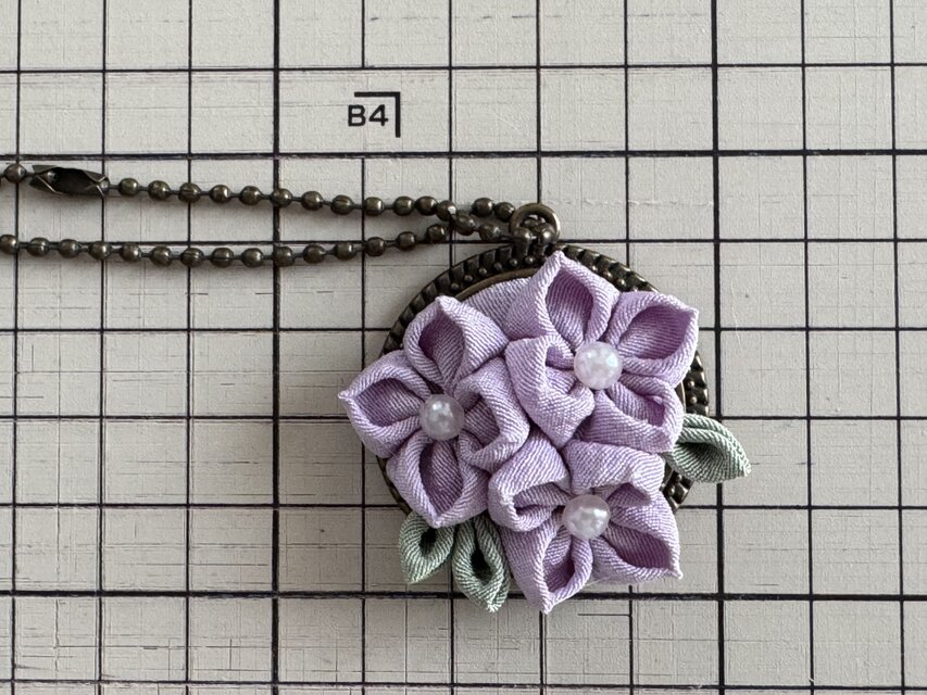 つまみ細工 紫陽花のチャーム 紫 | iichi 日々の暮らしを心地よくする