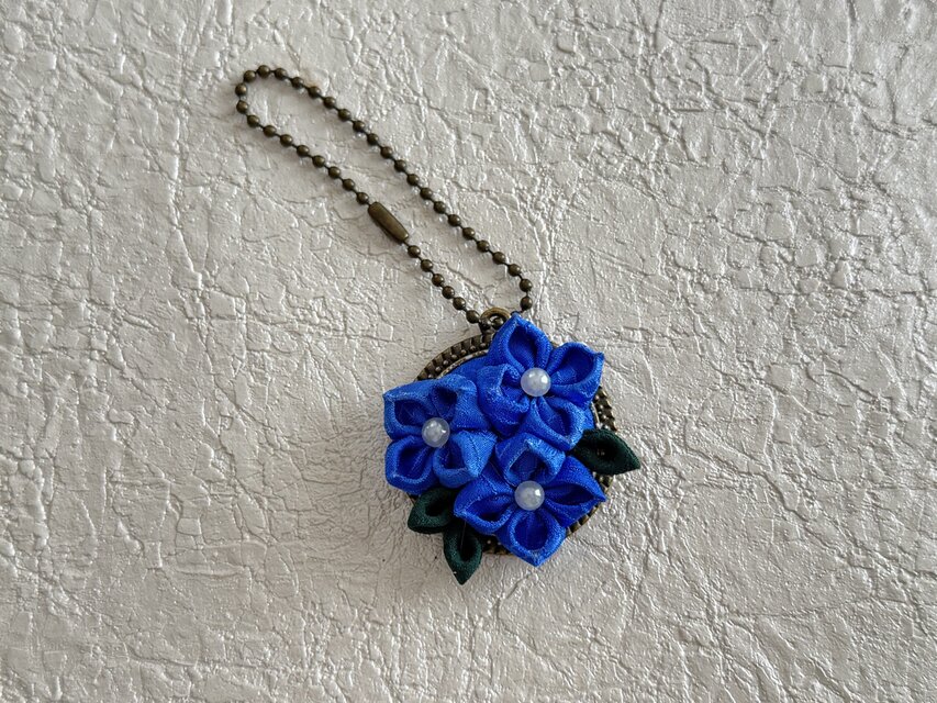 つまみ細工　お花のチャーム　ハンドメイド　no.4 つまみ細工 紫陽花のチャーム 青 | iichi 日々の暮らしを心地よくする