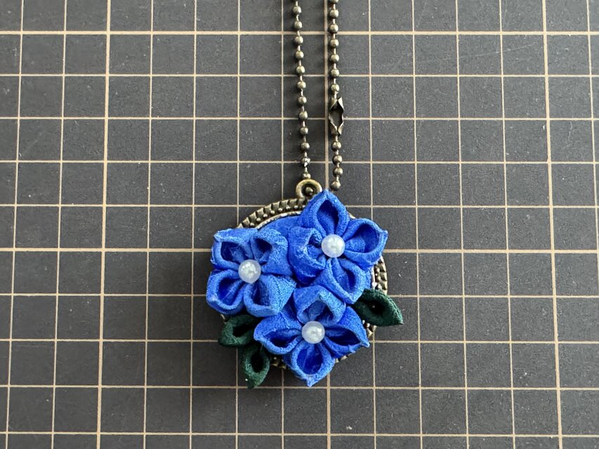 つまみ細工 紫陽花のチャーム 青 | iichi 日々の暮らしを心地よくする