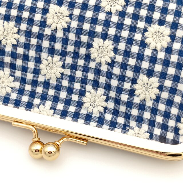 小花柄刺繍 ギンガムチェックの大きめがま口ポーチ 15.5cm口金 