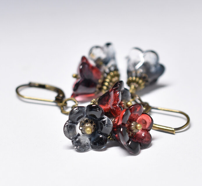 ダークカラー3つのお花japanヴィンテージビーズのピアス | iichi 日々
