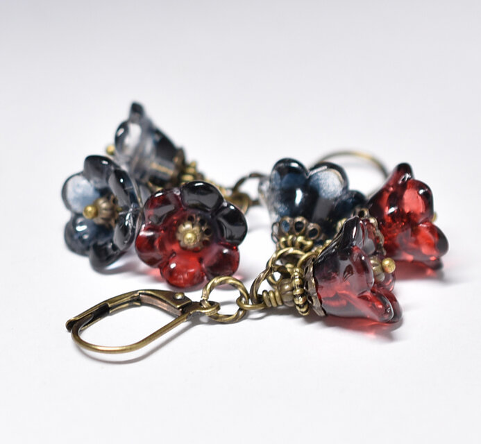 ダークカラー3つのお花japanヴィンテージビーズのピアス | iichi 日々
