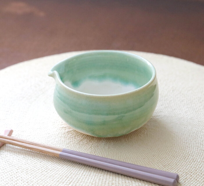 流れる若草色の片口碗 | iichi 日々の暮らしを心地よくする