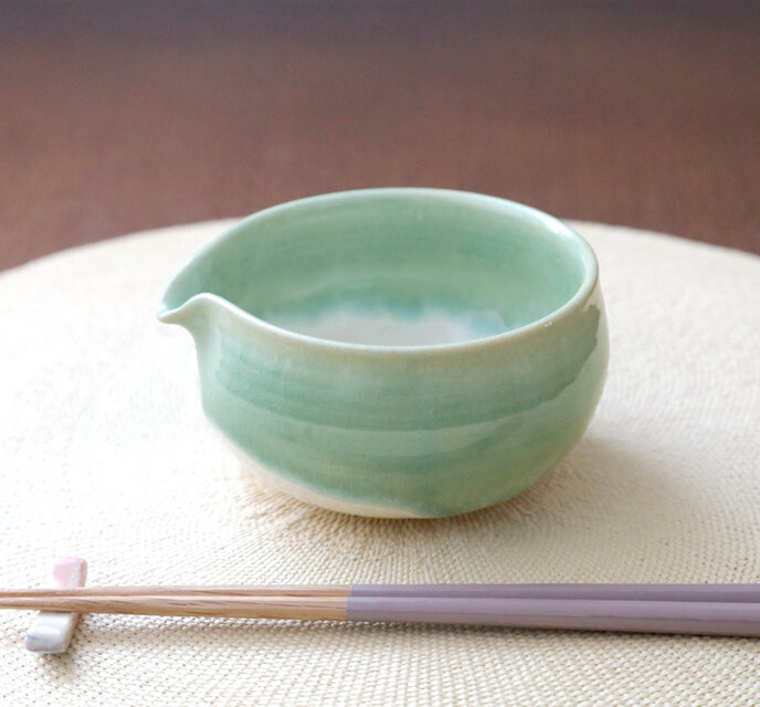流れる若草色の片口碗 | iichi 日々の暮らしを心地よくする