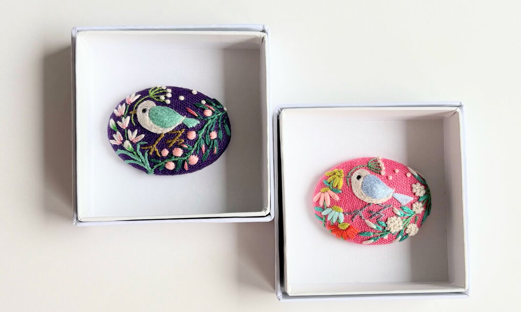 ことりと草花の刺繍ブローチ(botanical）#489 | iichi 日々の暮らしを