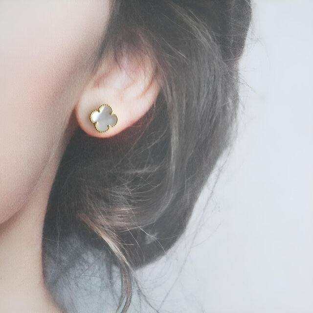14kgf】四葉のクローバーピアス｜虹色の照りが美しい天然シェル