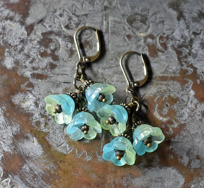 グリーンツートンカラー3つのお花japanヴィンテージビーズのピアス