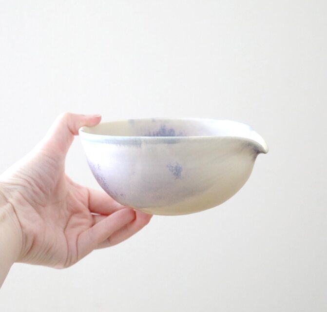 紫陽花刷毛目の片口碗 | iichi 日々の暮らしを心地よくする
