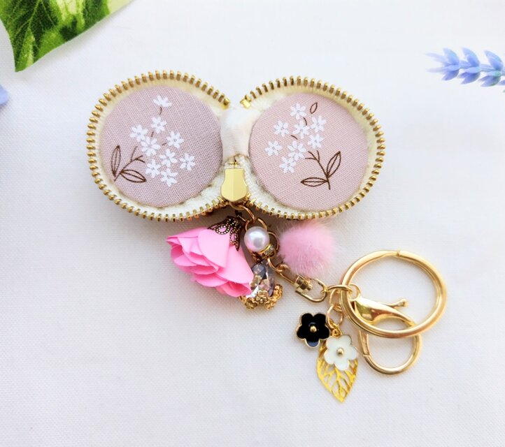 ピンクの小花②刺繍マカロンポーチキーホルダーのコピー | iichi 日々