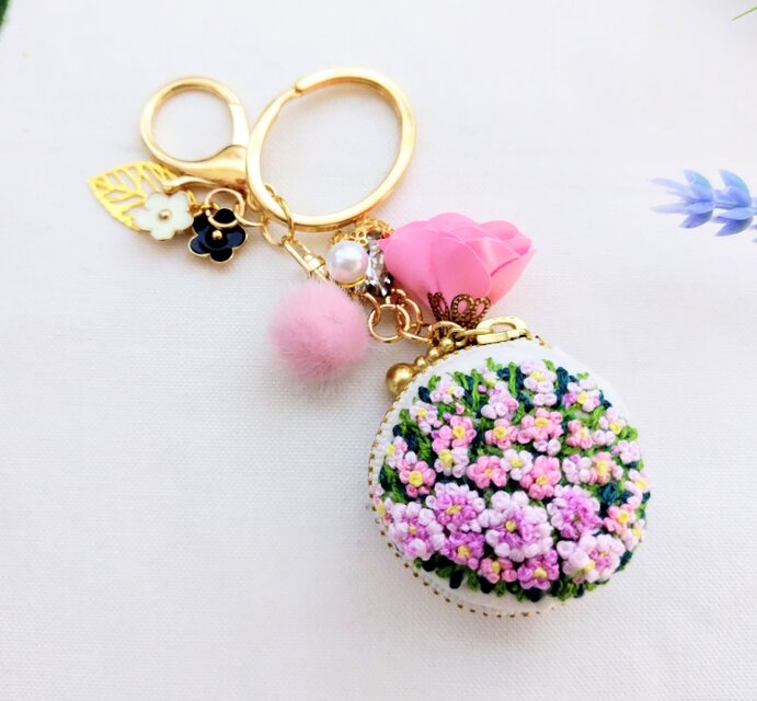 ピンクの小花②刺繍マカロンポーチキーホルダーのコピー | iichi 日々