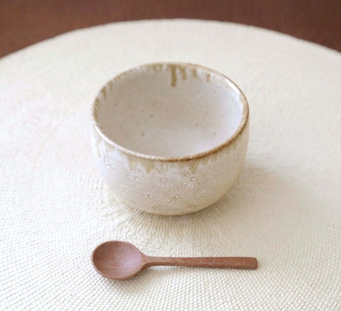 赤陶土と菊の印花のお湯のみ 縁飴 | iichi 日々の暮らしを心地よくする