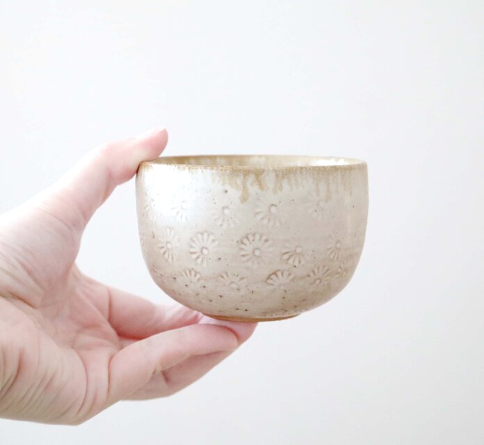 赤陶土と菊の印花のお湯のみ 縁飴 | iichi 日々の暮らしを心地よくする
