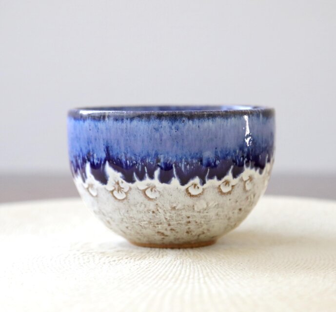 紫陽花印花のお湯のみ 瑠璃色のアクセント 2 | iichi 日々の暮らしを