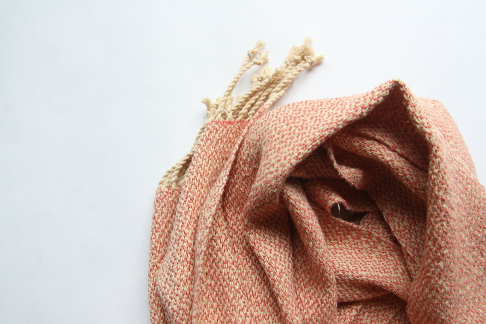 しっとり軽い！ 草木染シルクマフラー（インド茜） | iichi 日々の