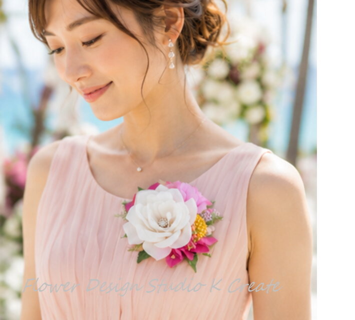 白い薔薇とブーゲンビリアの南国コサージュ｜リゾートウェディング 