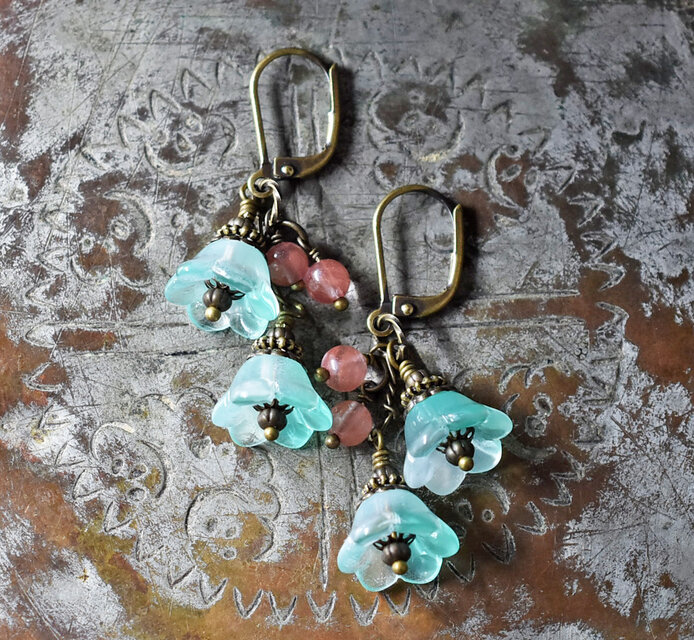 ビーゲンキ☺︎ 1点作品☺︎ ミスティックブルークォーツピアス ミントカラー2つのお花japanヴィンテージビーズとチェリークォーツの