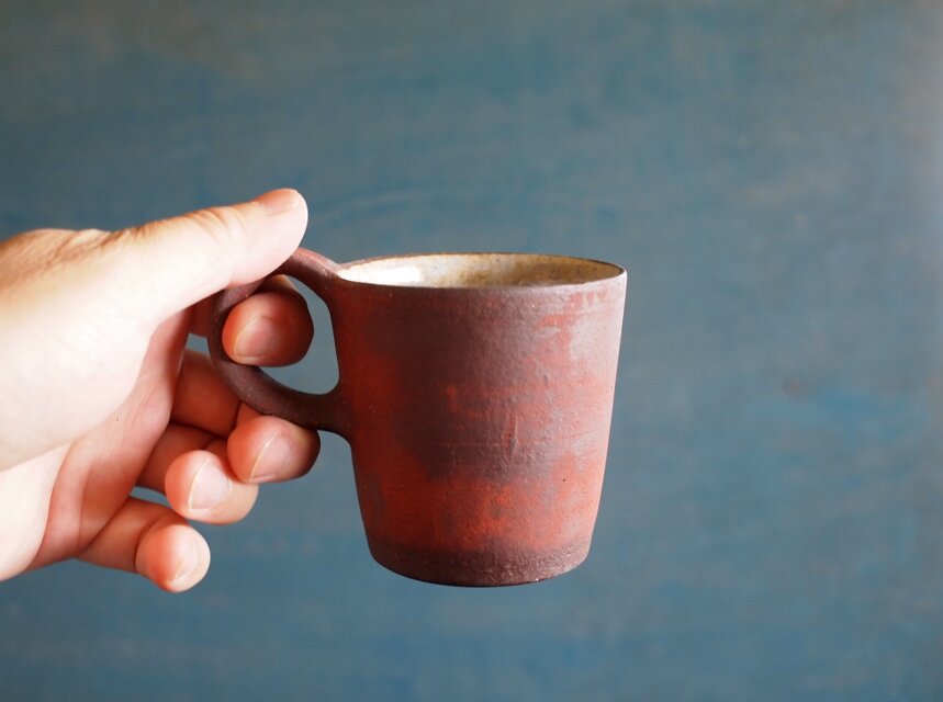 赤彩マグカップθ | iichi 日々の暮らしを心地よくするハンドメイドや