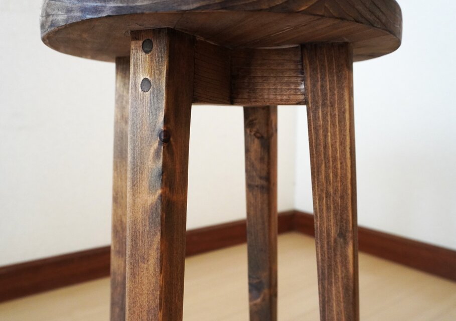 落ち着いたブラウンの丸椅子（直径28cm／高さ50cm）サイズオーダー可