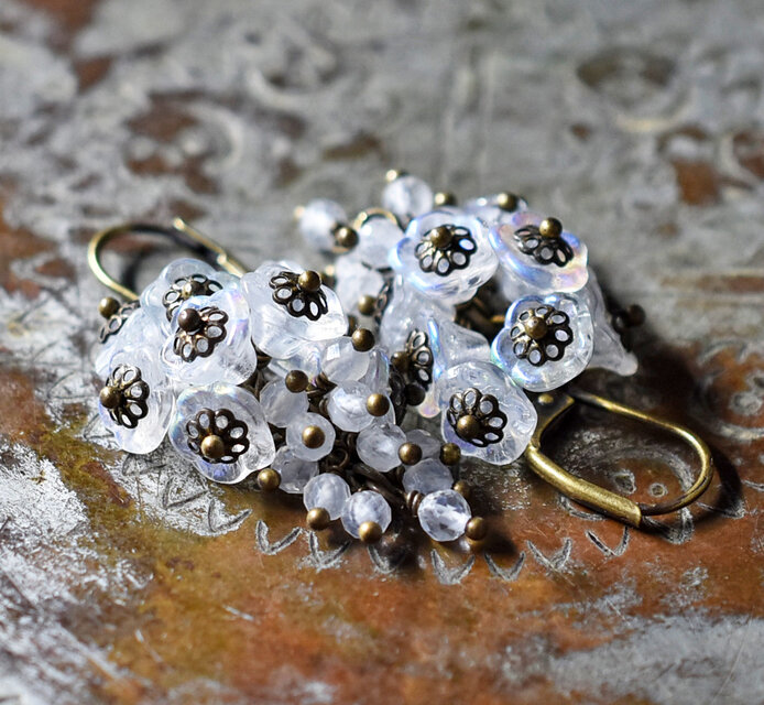 ころころ可愛い チョコレートムーンストーン スムースオニオン ピアス チェコビーズ小さなお花とムーンストーンのたわわなピアス | iichi