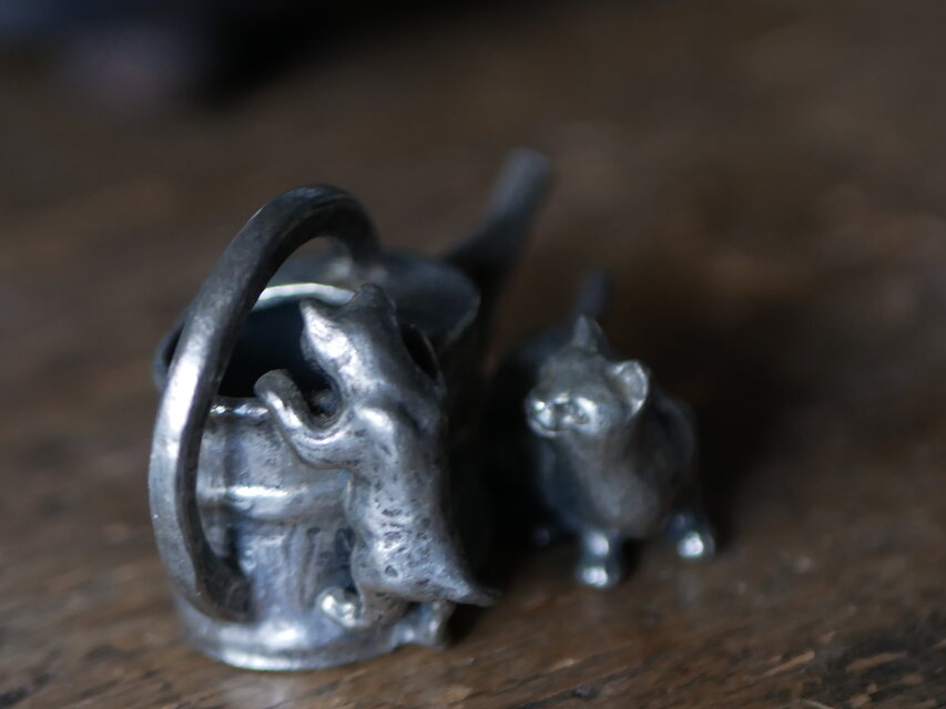 ピューター製 猫とジョウロ フランスアンティーク サイン入り