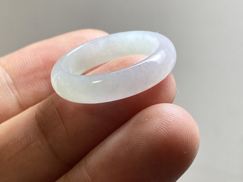 L18-93 氷糯種 薄白緑 18.5号 ミャンマー産 A貨 本翡翠 くりぬき