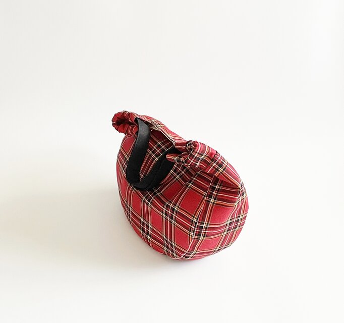 赤タータンチェックのまるバッグ｜軽くて使いやすい巾着トート 立体