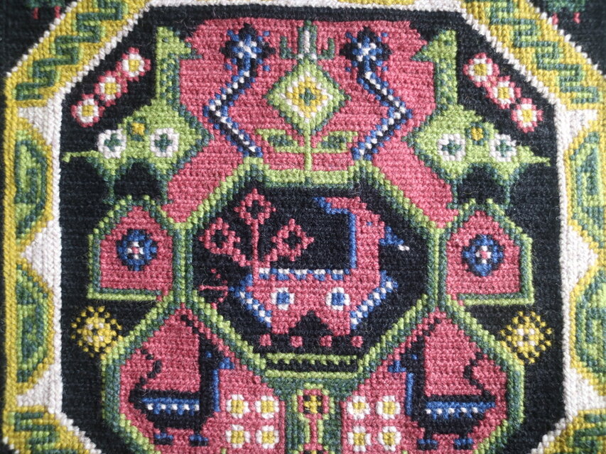 ヨーロッパ式刺繍絵タペストリー:  At the  スウェーデンで見つけたツヴィスト刺繍のタペストリー No.6762 | iichi