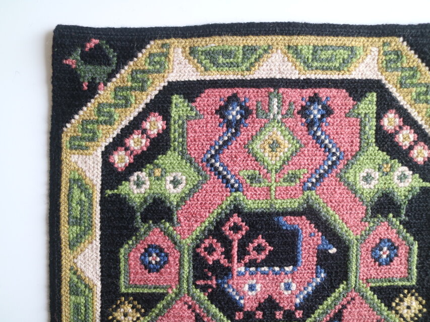 スウェーデンで見つけたツヴィスト刺繍のタペストリー No.6241 | iichi