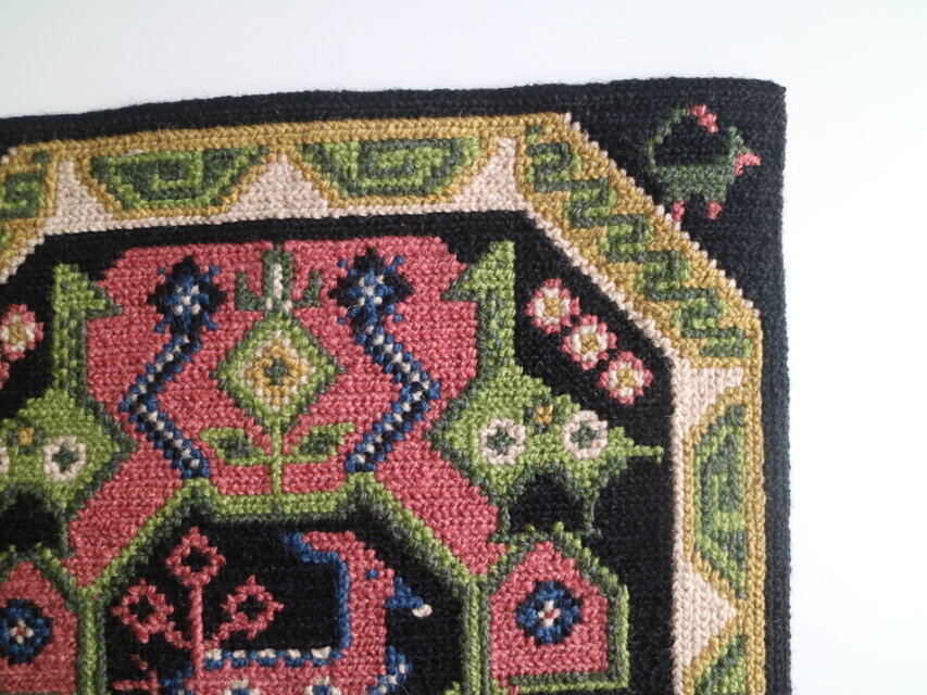 スウェーデンで見つけたツヴィスト刺繍のタペストリー No.6241 | iichi
