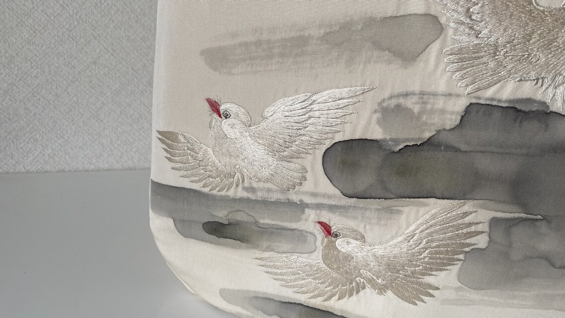 帯リメイク　刺繍　小鳥　和装バッグ 白い鳥が舞う 帯リメイクショルダーバッグ | iichi 日々の暮らしを