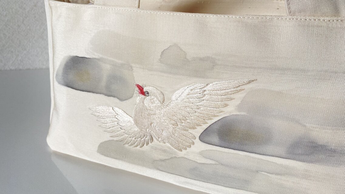 【帯リメイク・白地花刺繍 高級ハンドバッグ／一点物】 白い鳥舞う帯リメイクバッグ｜刺繍帯 | iichi 日々の暮らしを心地よく