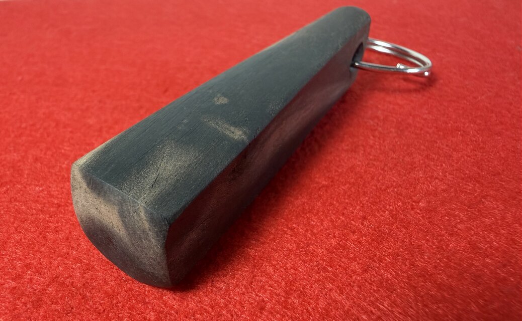 黒柿 一刀彫 に木るキーホルダー 削り仕上げ | iichi 日々の暮らしを