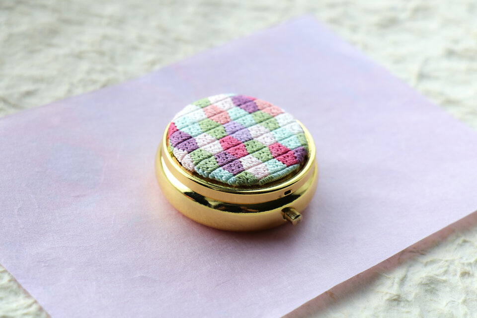 ろっかく 美しく咲き誇る八重桜｜百人一首61番｜絹の小箱｜絽ざし刺繍