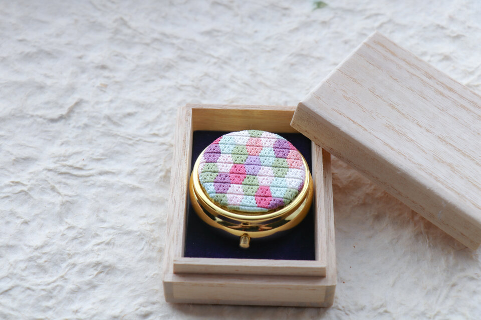 絹の小箱「ろっかく」｜絽ざし刺繍のピルケース アクセサリーケース
