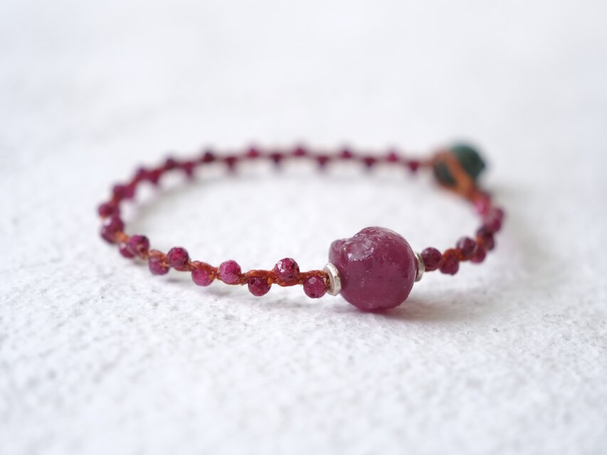 rough ruby- braid bracelet *allergy_free | iichi 日々の暮らしを